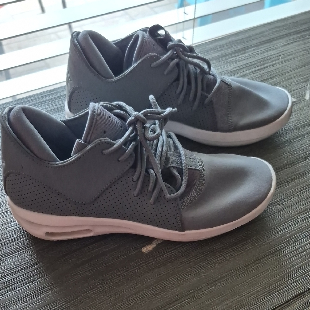 Jordan Kids Sneakers in Gray and White